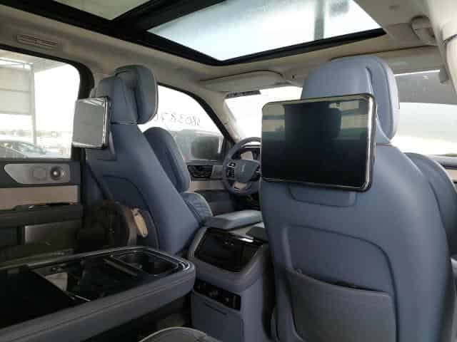2023 Lincoln Navigator Background