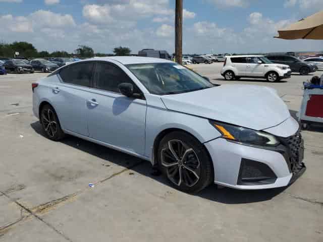 2023 Nissan Altima, SR Background