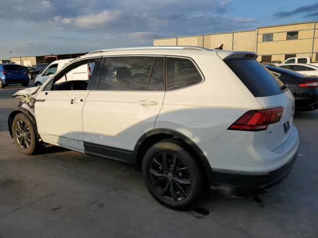 2024 Volkswagen Tiguan, SE Background